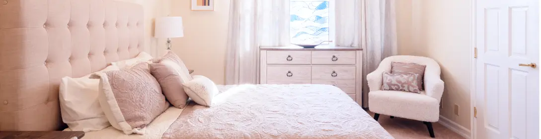 Villa Oasis resident room with a single bed and a single couch