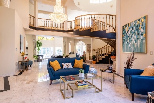 common area at Villa Oasis' luxury dual diagnosis treatment center, complete with a chandelier